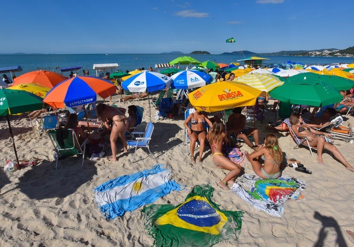 Florianópolis está entre os principais destinos do mundo no verão e garante preferência dos argentinos no Brasil