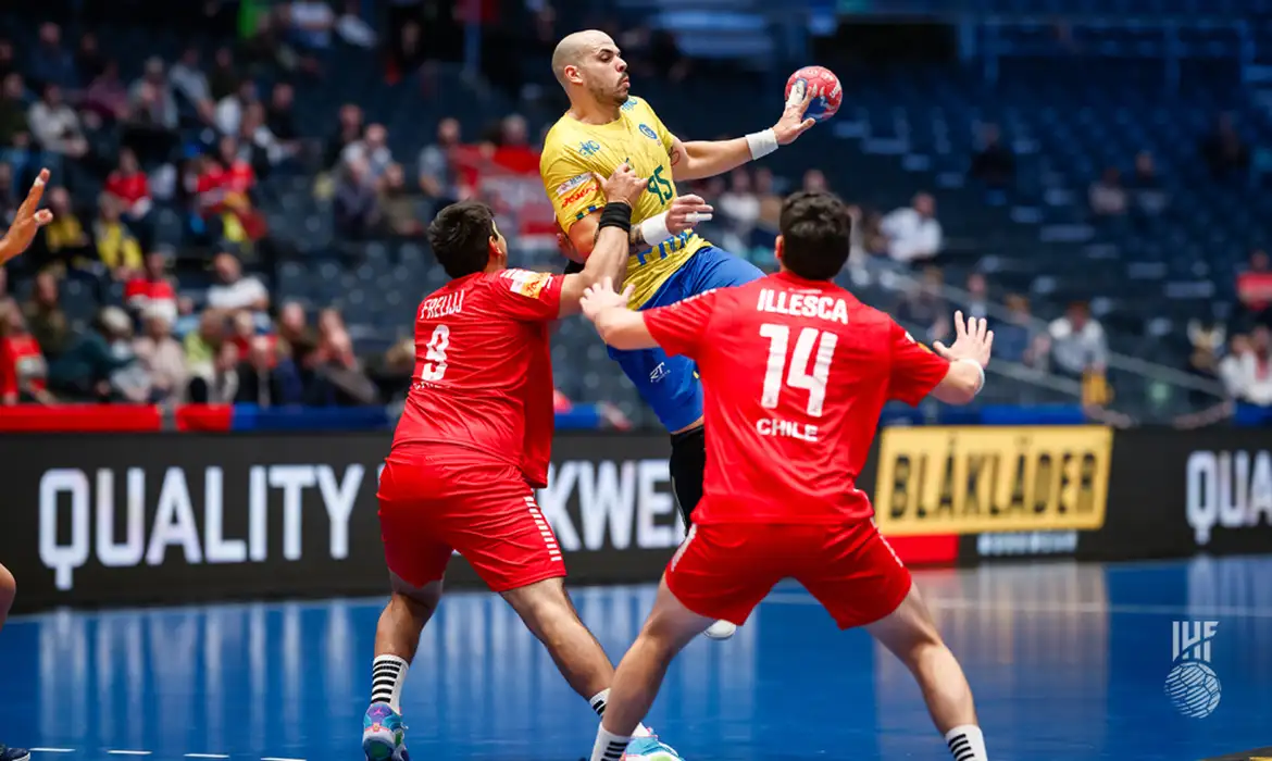 Brasil oscila, mas supera Chile na 2ª fase do Mundial de Handebol