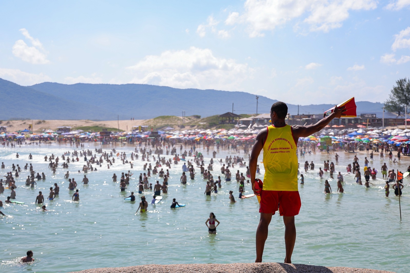 Estação Verão: Corpo de Bombeiros Militar realiza 60 salvamentos por afogamentos no Carnaval 2025