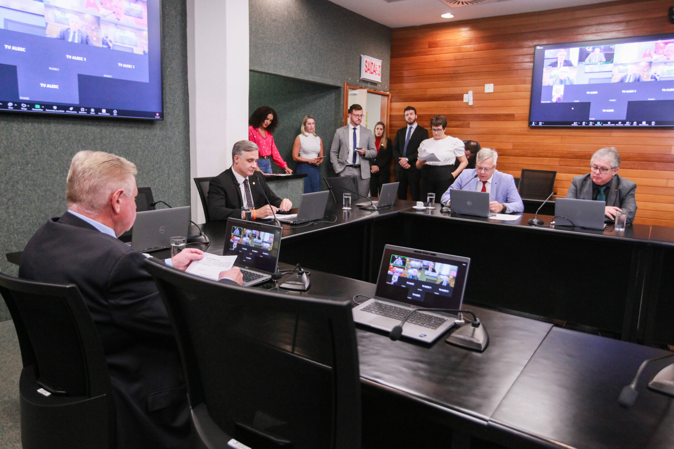 Comissão rejeita projeto que trata da disponibilização de cardápios físicos