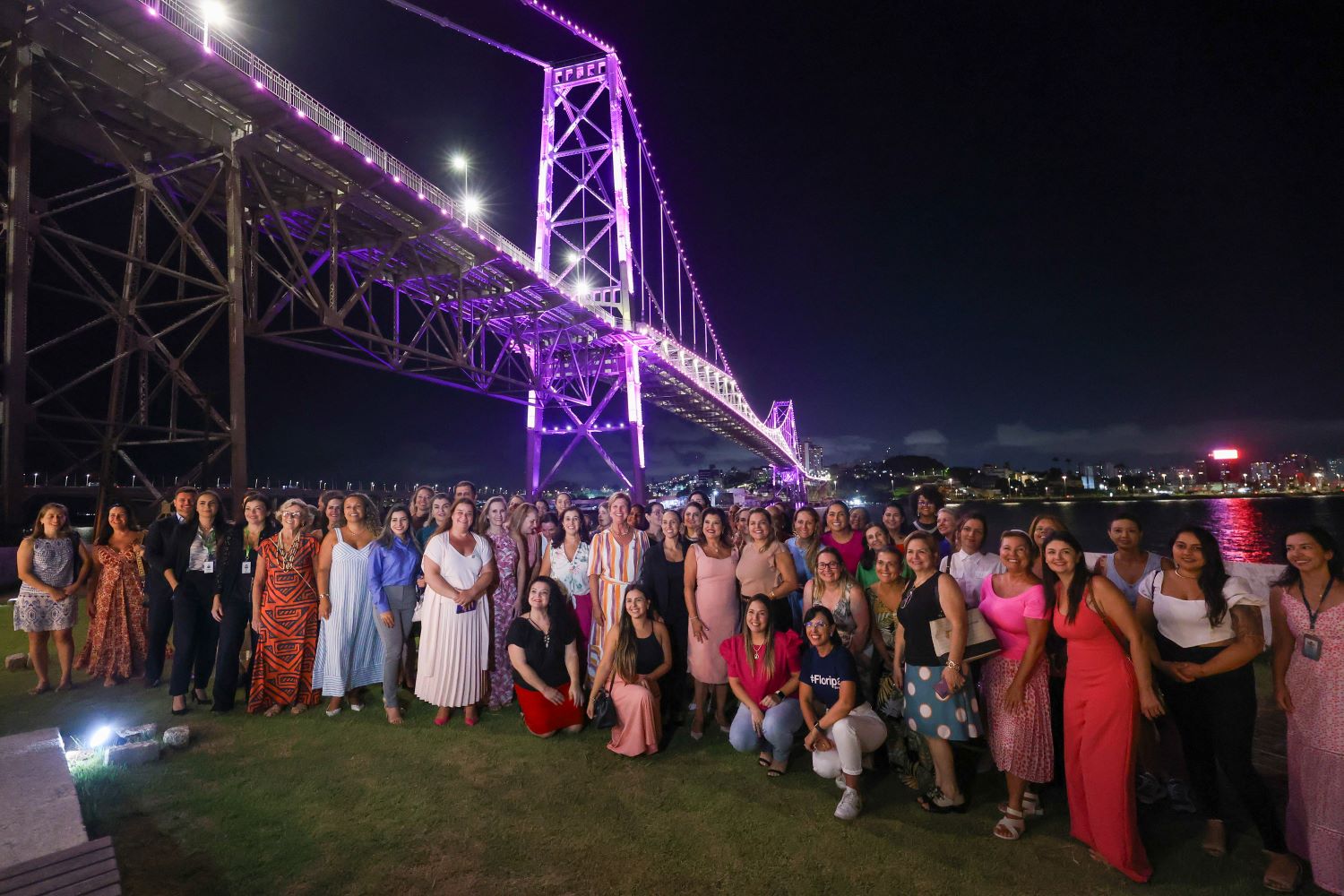 Iluminação em rosa da ponte Hercílio Luz marca lançamento da programação do Governo de SC para o mês da mulher