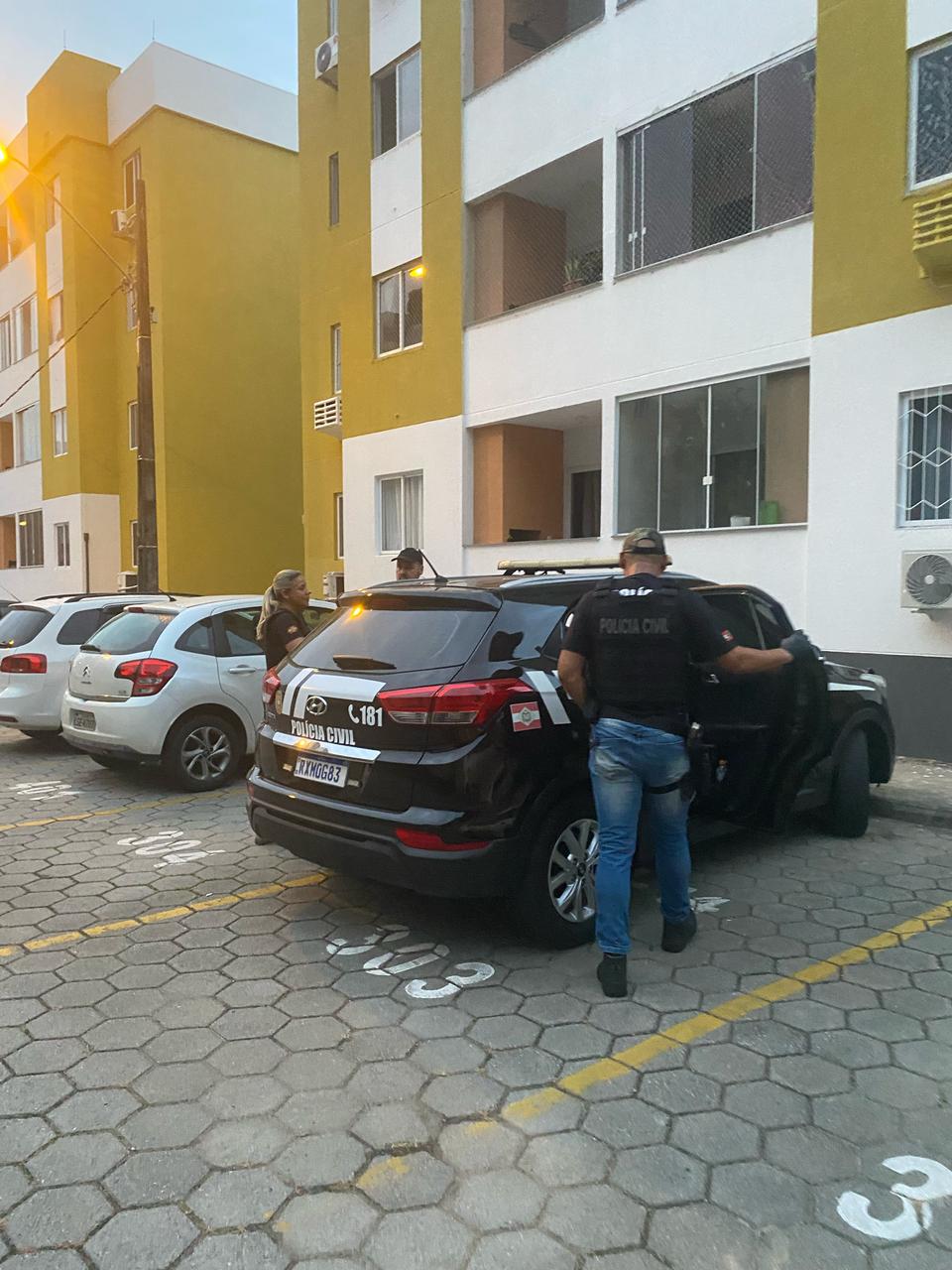 Polícia Civil desarticula organização criminosa que praticava roubos na Grande Florianópolis e armas e munições são apreendidas