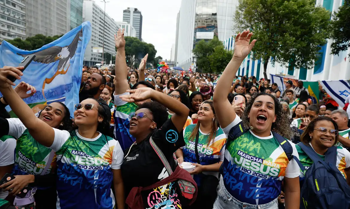 Evangélicos crescem e representam mais de um quarto da população